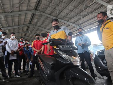 Sejumlah teknisi bengkel mengikuti pelatihan uji emisi di Dinas Lingkungan Hidup DKI Jakarta, Kamis (18/11/2021). Dinas Lingkungan Hidup (LH) DKI Jakarta menargetkan sebanyak 550 teknisi dilatih uji emisi kendaraan, baik mobil dan maupun sepeda motor tahun ini. (Liputan6.com/Herman Zakharia)