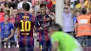 Pemain depan Barcelona, Neymar da Silva (kanan), merayakan golnya ke gawang Granada di Stadion Camp Nou, (27/9/2014). (AFP PHOTO/Josep Lago)