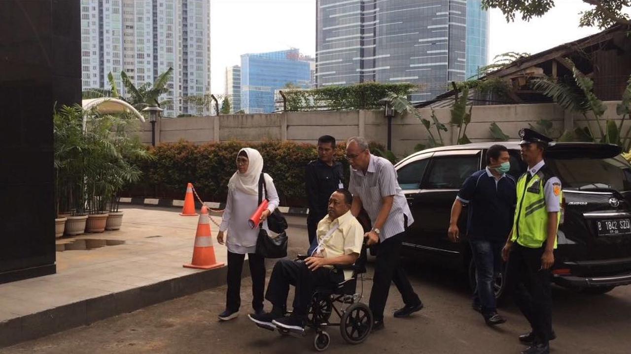 Dokter Bimanesh (kemeja putih) memenuhi panggilan KPK