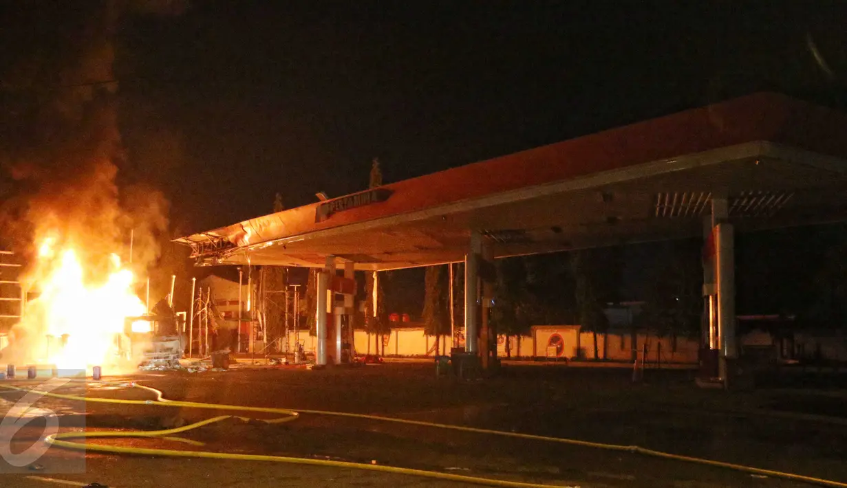 Sebuah truk tangki Pertamina terbakar ketika sedang bongkar muat di SPBU depan Asrama Haji, Jakarta, Jumat (18/12) dini hari. Peristiwa yang menghanguskan bangunan SPBU itu belum dapat diketahui penyebabnya. (Liputan6.com/Herman Zakharia)