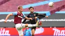 Gelandang Manchester City, Bernardo Silva, berebut bola dengan gelandang gawang West Ham United, Tomas Soucek, pada laga lanjutan Liga Inggris di London Stadium, Sabtu (24/10/2020) malam WIB. Manchester City imbang 1-1 lawan West Ham. (AFP/Justin Tallis/pool)