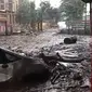 Sebuah mobil rusak berat akibat banjir bandang material lumpur menerjang wilayah Bumiaji, Kota Batu (Capture Video)