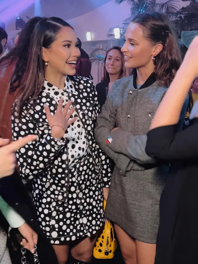 Alicia Vikander dan Alyssa Daguise di fashion show Louis Vuitton di Seoul, Korea Selatan (Foto: Instagram alyssadaguise)