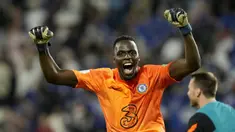 Edouard Mendy menjadi salah satu pemain yang paling fantastis di dunia. Dalam tempo satu minggu ia mampu menyabet dua titel juara. (AP/Hassan Ammar)