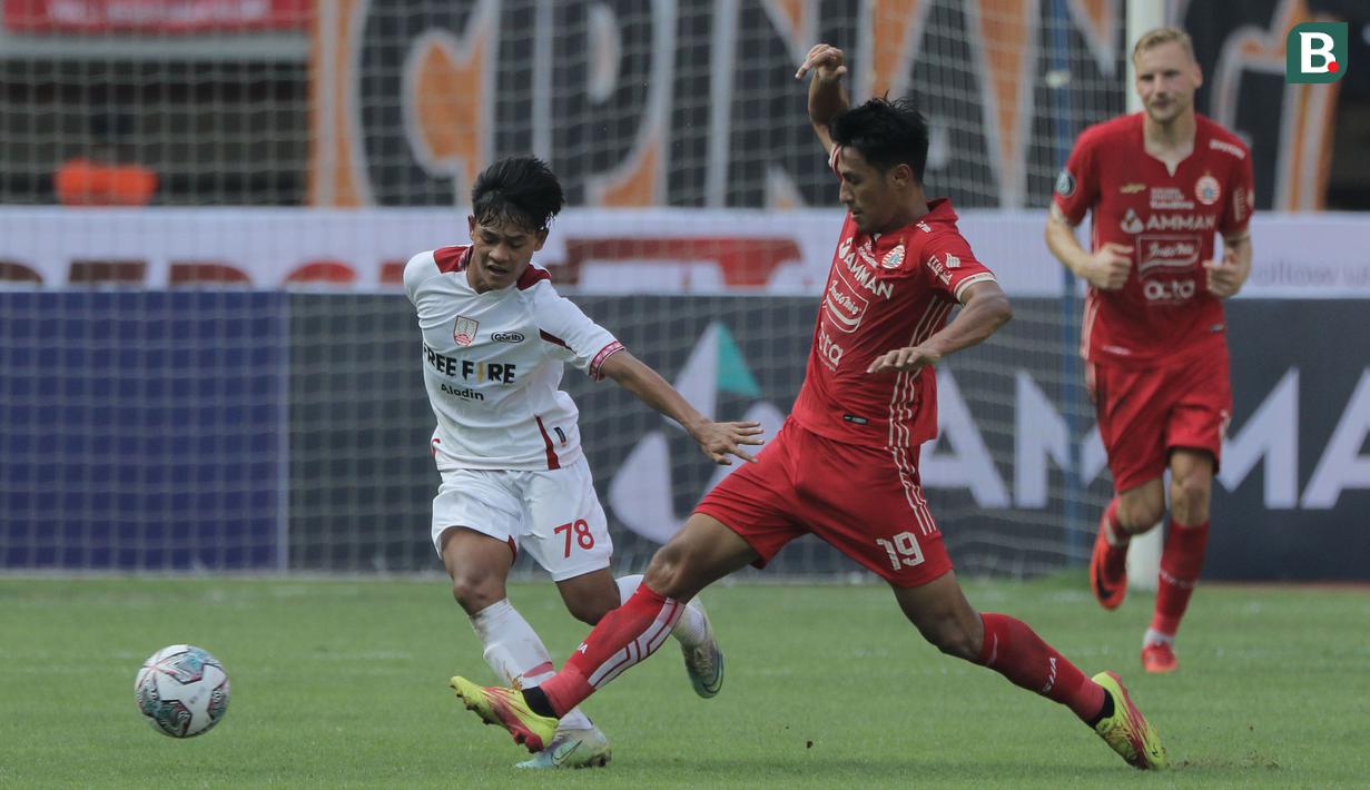 <p>Pemain Persis Solo, Zanadin Fariz (kiri) berebut bola dengan pemain Persija Jakarta, Hanif Sjahbandi dalam laga pekan ke-2 BRI Liga 1 2022/2023 antara Persija Jakarta melawan Persis Solo di Stadion Patriot Candrabhaga, Bekasi, Minggu (31/7/2022) sore WIB. (Bola.com/Ikhwan Yanuar)</p>