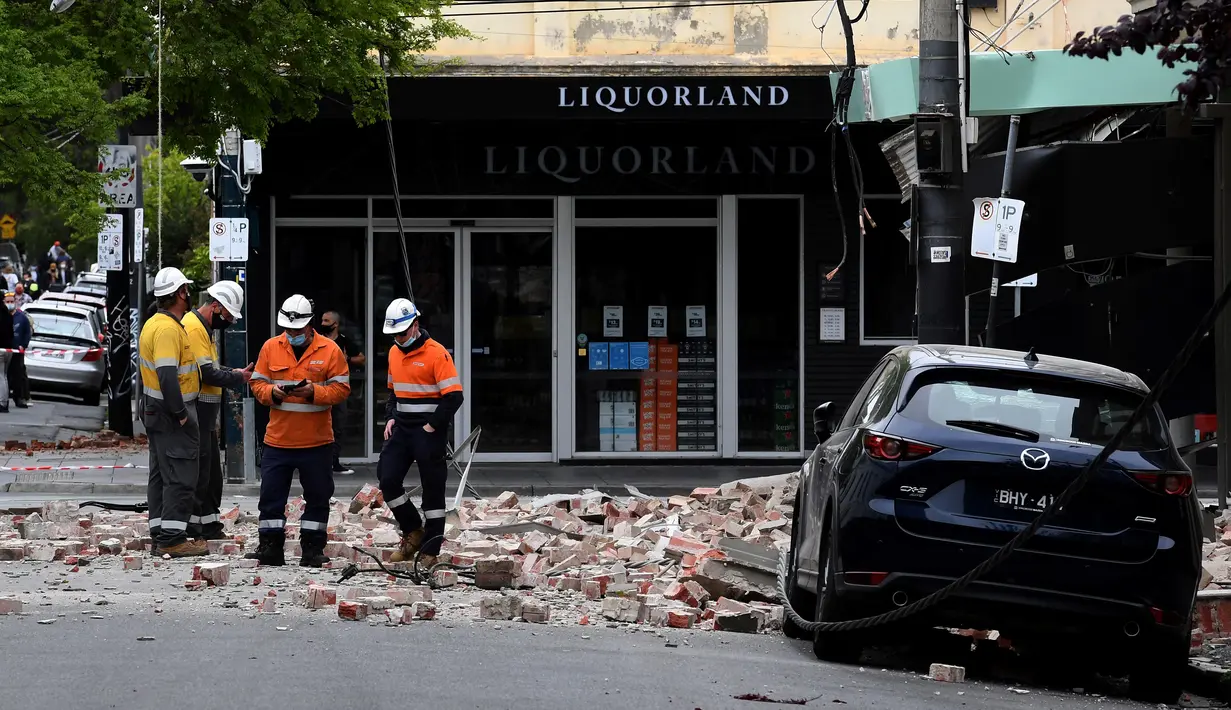Petugas penyelamat memeriksa bangunan yang rusak setelah gempa magnitudo 5,8 di pusat perbelanjaan populer Chapel Street di Melbourne, Rabu (22/9/2021). Dilaporkan, warga Melbourne yang panik berlarian ke jalanan setelah guncangan gempa terasa di gedung-gedung. (William WEST/AFP)