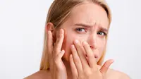 5 Tanda-Tanda Penuaan yang Sering Muncul pada Kulit Kering, Ini Cara Mencegahnya