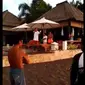 Turis asing di Bali usir warga setempat saat berenang di pantai. (dok.Facebook 'Nusantara Shanti/https://www.facebook.com/watch/?v=635514886941372/Henry