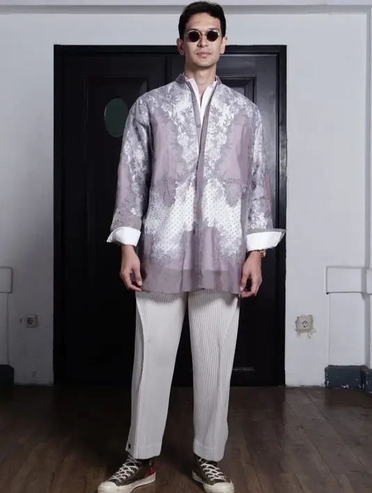 Dimas Beck juga turut menjadi tamu undangan di pagelaran Sapto Djojokartiko SS23. Dimas mengenakan Ukelan Ron Long Sleeved Shirt, yang dipadunya dengan celana bernuansa abu-abu yang senada. Foto: Instagram.
