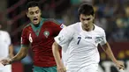 Pemain Timnas Maroko U-17, Sofyan Amrabat (kiri), berusaha mengejar pemain Uzbekistan U-17, Jamshid Boltaboev, dalam pertandingan Piala Dunia U-17 2013 yang berlangsung di Uni Emirat Arab, Senin (21/10/2013). Timnas Maroko U-17 berada di grup C Piala Dunia U-17 2013 bersama Uzbekistan, Kroasia dan Panama. (AFP/Karim Sahib)