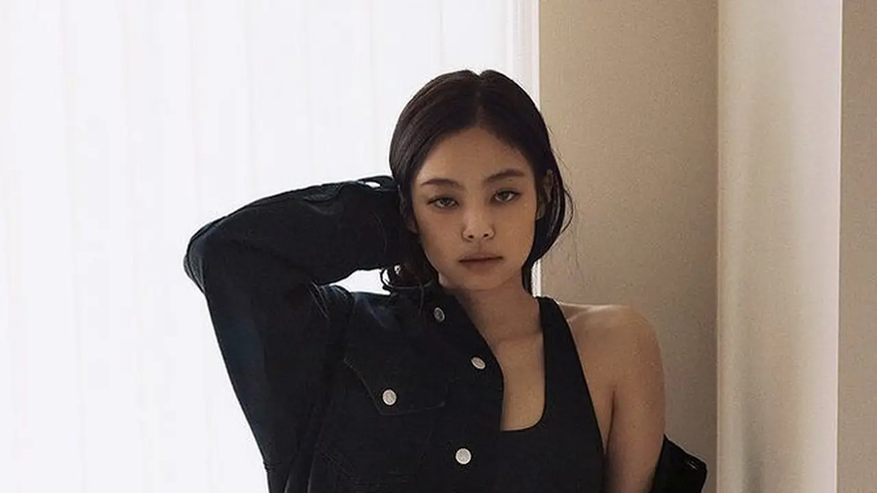 Potret Body Goal Jennie BLACKPINK di Kampanye Calvin Klein