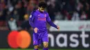 Gelandang Liverpool, Mohamed Salah, tampak kecewa saat melawan Red Star pada laga Liga Champions di Stadion Rajko Mitic, Belgrade, Selasa (6/11). Red Star menang 2-0 atas Liverpool. (AFP/Andrej Isakovic)