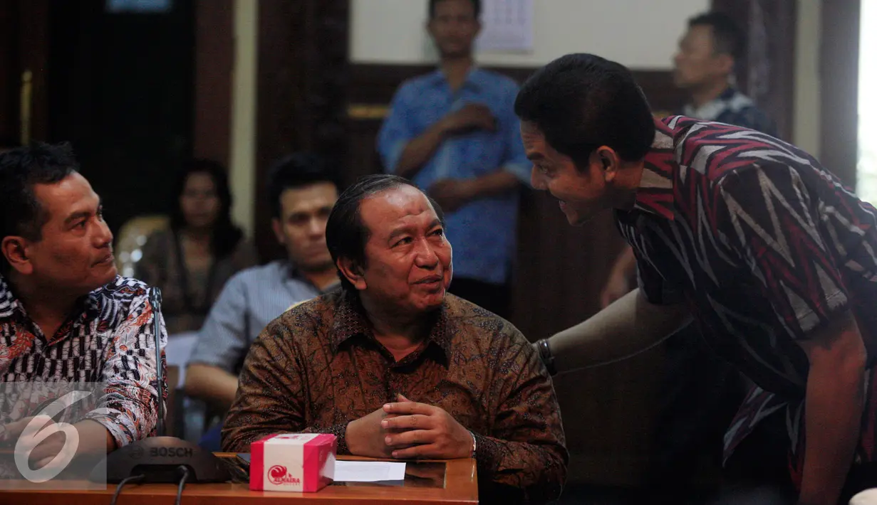Wakil Ketua DPRD DIY Arief Noer Hartanto (kanan) berbincang dengan keluarga korban Gerakan Fajar Nusantara (Gafatar)usai melakukan audiensi di gedung DPRD, Jumat (22/1). (Liputan6.com/Boy Harjanto)