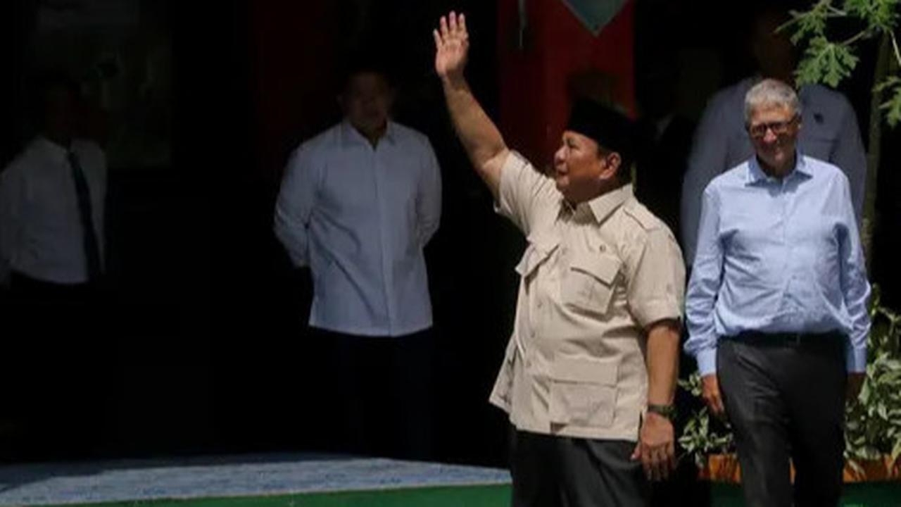 VIDEO: Prabowo Peluk Erat Anak-Anak 'Spesial', Wajah Bahagia Usai Cek MBG Bareng Bill Gates