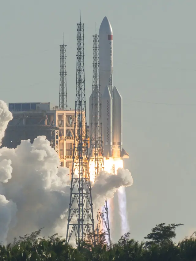 FOTO: China Luncurkan Roket Luar Angkasa Long March 5B