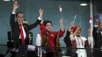Presiden Republik Indonesia, Joko Widodo, bersama ibu negara, Iriana Widodo, menyapa penonton saat pembukaan Asian Games 2018, Sabtu (18/8/2018). (AP/Dita Alangakara)