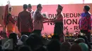 Wapres JK didampingi Menteri LHK, Siti Nurbaya memberi penghargaan Adipura kepada Wagub Jawa Barat, Deddy Mizwar pada puncak Hari Lingkungan Hidup Sedunia Tingkat Nasional 2016 di Kabupaten Siak, Riau, Jumat (22/7). (Liputan6.com/Faizal Fanani)