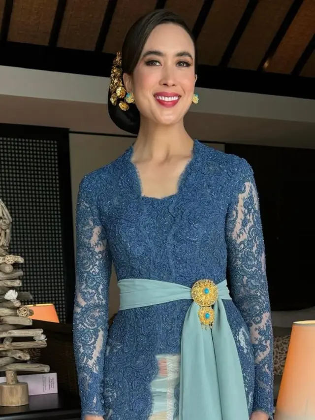 6 Pesona Anggun Menpar Widi Wardhana Dibalut 2 Kebaya Bali saat Hadiri HUT ke-52 Himpunan Ratna Busana Bersama Titiek Soeharto