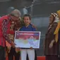 Gubernur Jawa Tengah (Jateng) Ganjar Pranowo memberikan Program Kartu Jateng Sejahtera (KJS) secara simbolis kepada warga. (Istimewa)