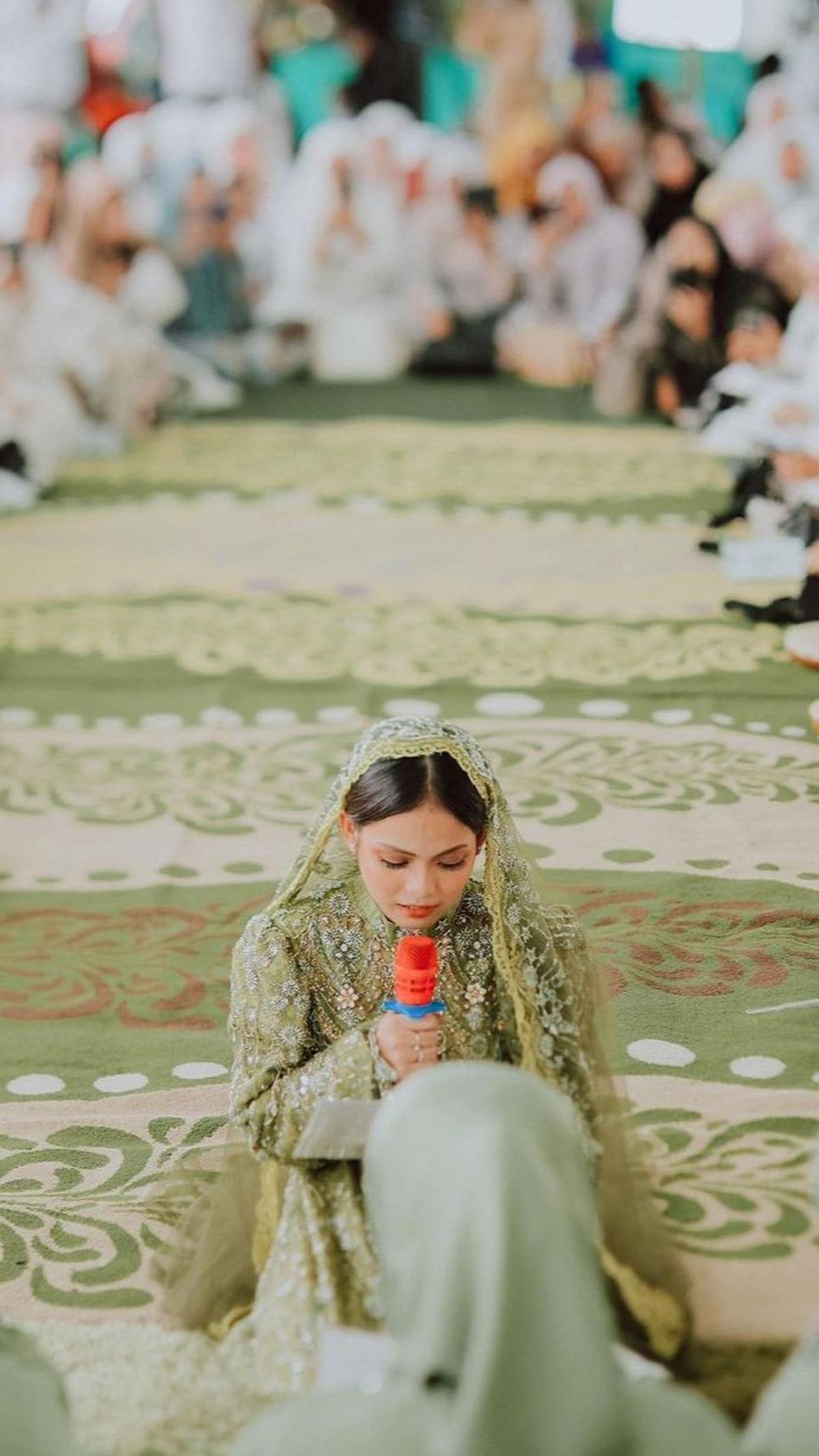 Putri mulai menitikan air mata saat memohon maaf dan doa restu kepada ibu dan keluargannya. Ia tak kuasa menahan tangis setelah menyadari sebentar lagi statusnya akan berubah menjadi istri orang.