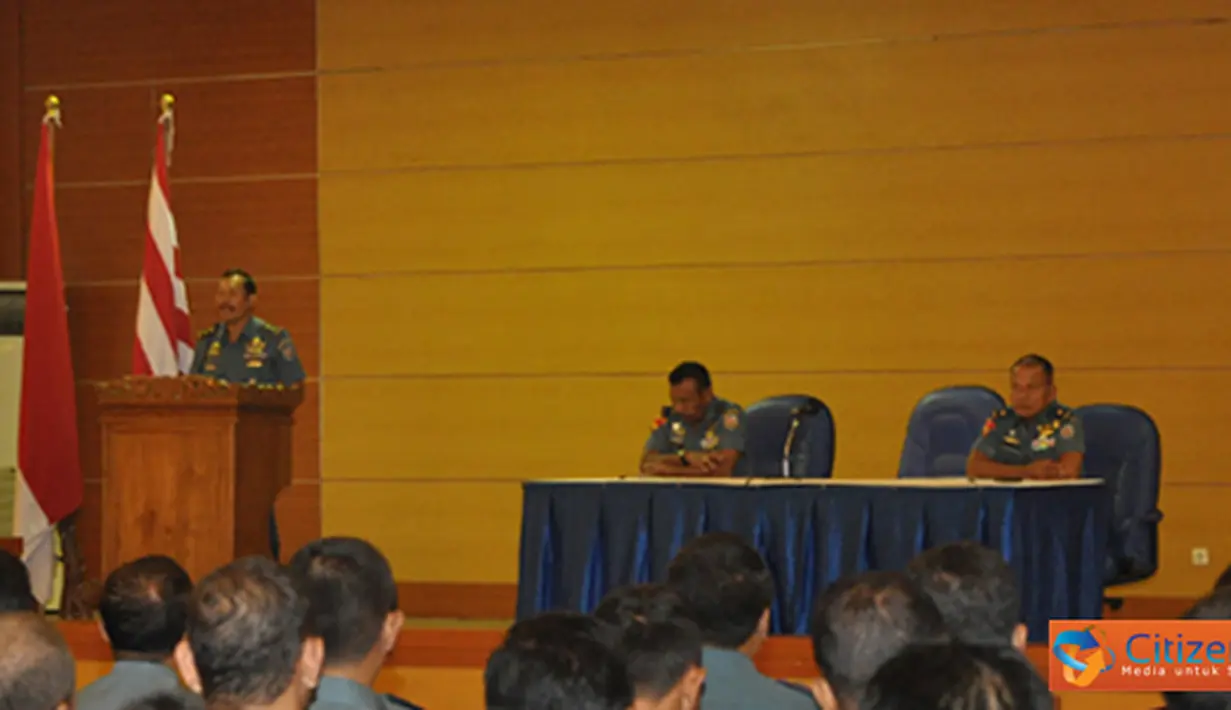 Citizen6, Surabaya: Dankobangdikal Laksda TNI Djoko teguh Wahojo berikan pengarahan pada prajuritnya untuk melek informasi dan selalu mengupdate informasi tentang situasi dan kondisi yang terjadi di lingkungan kantor atau rumah. (Pengirim: Penkobangdikal)