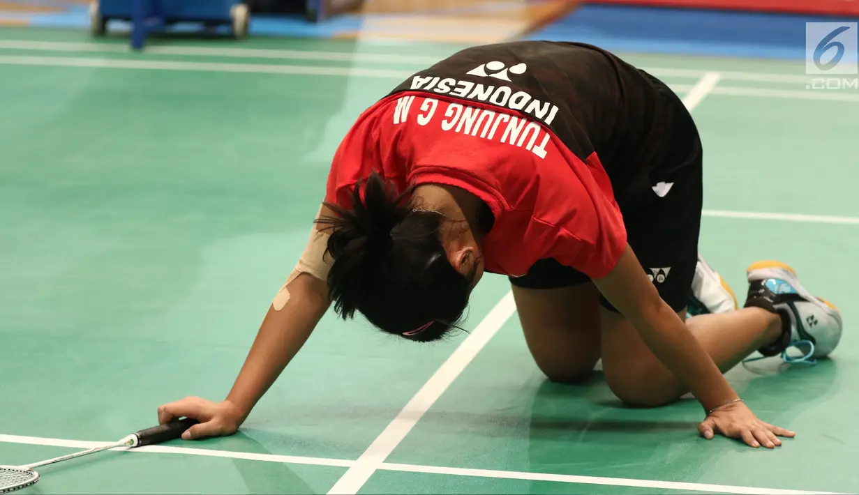 Tunggal Putri Indonesia, Gregoria Mariska Tunjung terjatuh saat melawan Tai Tzu Ying (Taiwan) di Babak Kedua Indonesia Open 2017 di JCC Plenary Hall, Jakarta, Kamis (15/6). Gregoria kalah 13-21, 16-21. (Liputan6.com/Helmi Fithriansyah)