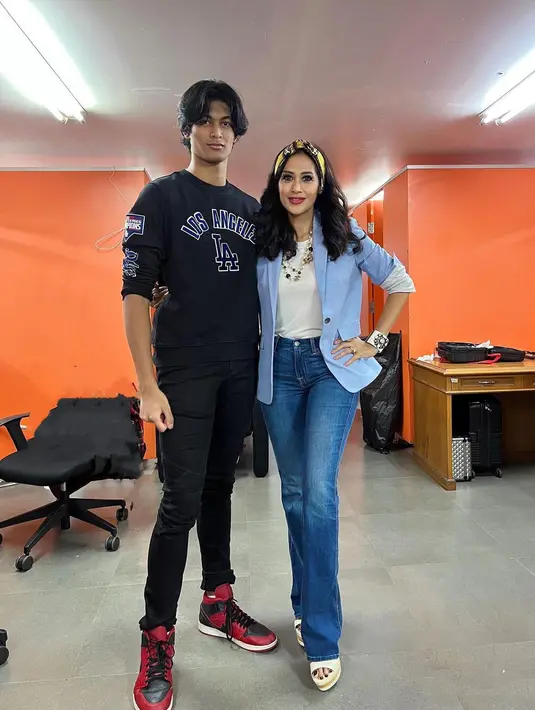 Menyebut sang anak dengan 'brondong' di bagian caption, Diah Permatasari kembali memamerkan kemesraan dengan sang anak. Ia mengenakan atasan berwarna putih ditumpuknya dengan blazer biru muda yang lembut, dan dipadu celana jeans. Sedangkan berpose di sampingnya, sang anak mengenakan atasan lengan panjang bermotif tulisan, dipadu celana jeans hitam. [Foto: Instagram/dps_diahpermatasari]