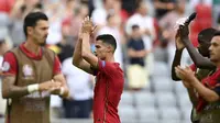 Penyerang Portugal, Cristiano Ronaldo bersama rekan-rekannya bertepuk tangan usai melawan Jerman pada  pertandingan grup F Euro 2020 di Allianz Arena, Munich, Sabtu (19/6/2021). Portugal kini berada di peringkat ketiga dengan poin empat. (Philipp Guelland/Pool via AP)