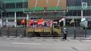 Deretan bendera negara-negara kontestan Asian Games 2018 yang terpasang menggunakan bambu di pagar pembatas Jalan Pluit Selatan Raya, Jakarta, Kamis (19/7). Pemasangan bendera yang diikat di tiang bambu menjadi kontroversi. (Liputan6.com/Arya Manggala)