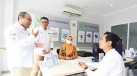 Direktur Bank Muamalat Wahyu Avianto (kiri) dan Head of Distribution &amp; Network Management Bank Muamalat Agung Prambudi (kedua kiri) berbincang dengan nasabah tentang produk KPR Hijrah. (Dok Bank Muamalat)