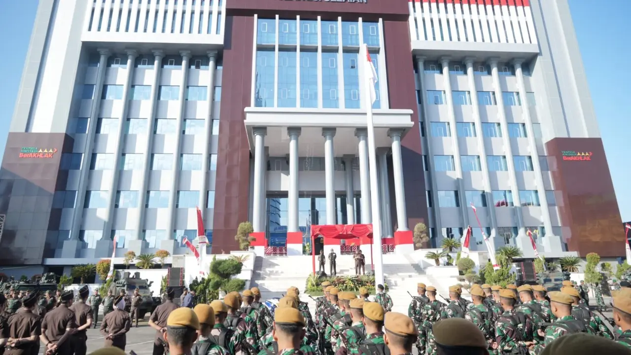 Kejaksaan Tinggi Sulawesi Selatan (Kejati Sulsel) kini resmi mendapat pengamanan dari 30 prajurit TNI Kodam XIV/Hasanuddin. (Liputan6/Fauzan)
