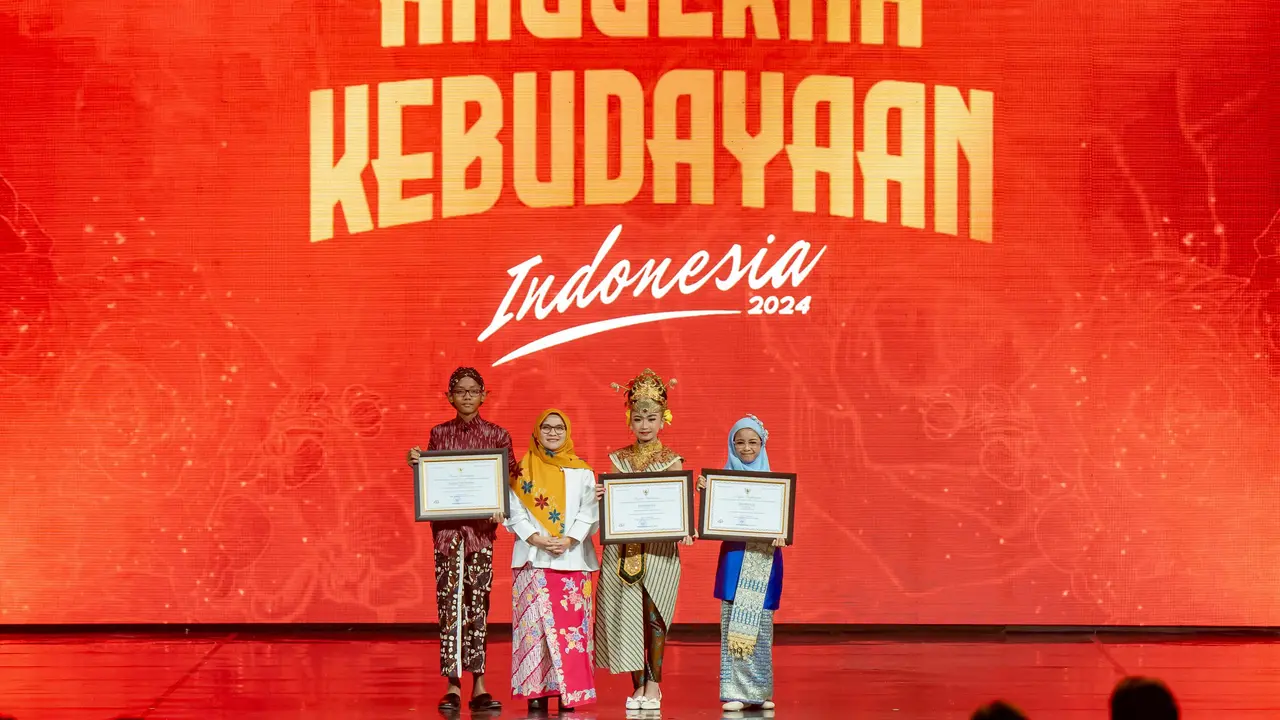 Kemendikbudristek mengapresiasi dedikasi kerja budaya yang dilakukan oleh tiga anak sekaligus memberikan penghargaan pada malam puncak Anugerah Kebudayaan Indonesia 2024 (AKI 2024).