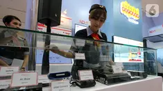 Model melihat fitur-fitur NEXTfleet yang dimiliki oleh Indosat Ooredoo Business di GIICOMVEC Jakarta, Kamis (5/2/2020). Indosat Ooredoo Business membawa tema Creating Values with Safety & Productivity Booster untuk mendukung implementasi revolusi industry 4.0. (Liputan6.com/Fery Pradolo)