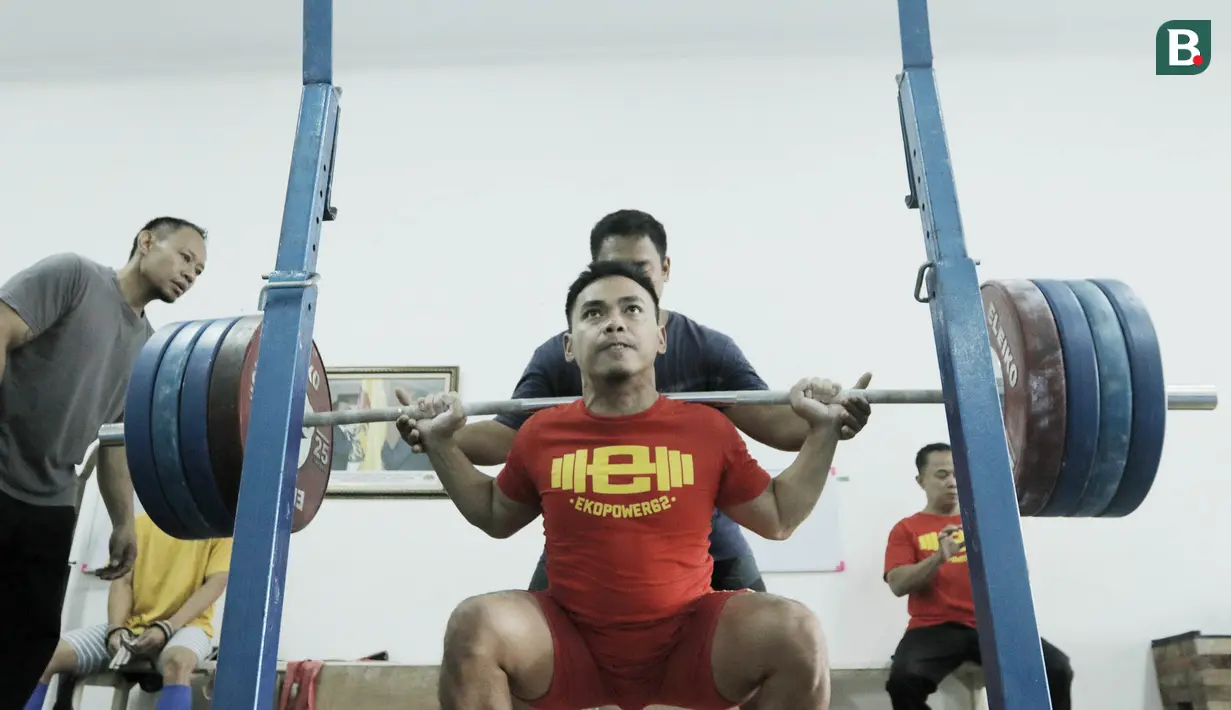 Atlet angkat besi, Eko Yuli Irawan, saat sesi latihan di Pelatnas angkat besi, Jakarta, Rabu (21/3/2018). Eko Yuli Irawan bertekad ingin memecahkan rekor pribadi di Asian Games 2018. (Bola.com/M Iqbal Ichsan)