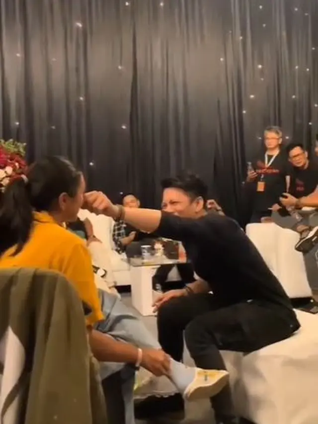 6 Momen Terbaru Kedekatan Ariel Noah dan Alleia, Sering Ikut Kerja Papanya