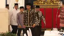Presiden Joko Widodo bersama Wapres Jusuf Kalla bersiap memberi sambutan saat menghadiri acara pemabayaran zakat melalui Baznas  di Istana Negara, Jakarta, Senin (28/5). (Liputan6.com/Angga Yuniar)