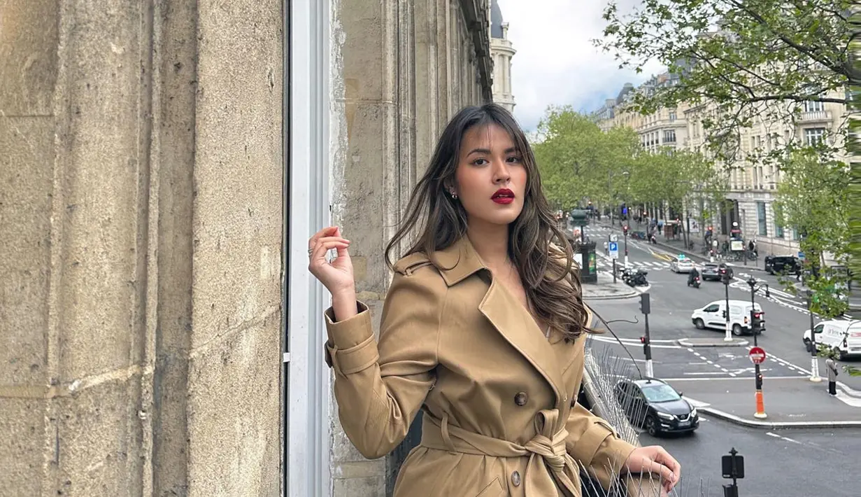 Mulai dari gaya dan penampilannya, istri dari Hamish Daud ini kerap menjadi trend di kalangan kaum hawa. Banyak dari gayanya kerap menjadi perhatian karena tetap tapil menawan di usianya yang sudah kepala tiga. Apalagi cukup jarang Raisa tampil dengan gaya rambut berponi. (Liputan6.com/IG/@raisa6690)