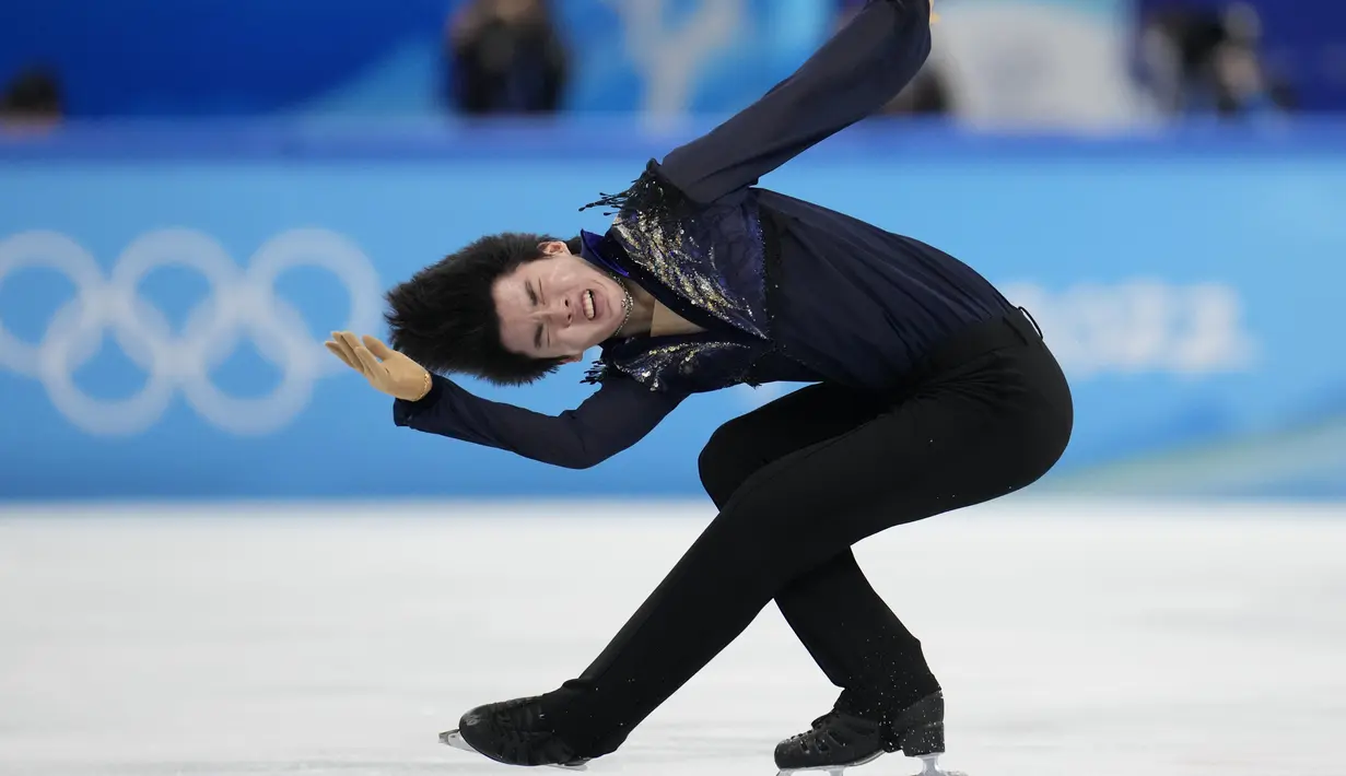 Cha Jun-hwan, dari Korea Selatan, berkompetisi dalam katagori skate bebas putra selama acara figure skating di Olimpiade Musim Dingin 2022, di Beijing, Kamis (10/2/2022). (AP Photo/Natacha Pisarenko)