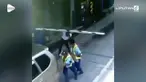 Setelah membantu mendorong mobil yang sedang mogok, pria ini malah mendapat nasib apes setelah tertimpa palang pintu parkir.