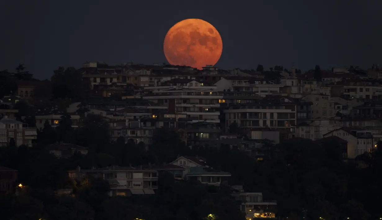 Super Moon terbit di atas Istanbul, Turki, Kamis (11/8/2022). Bulan Purnama Agustus 2022 akan menjadi fenomena Supermoon terakhir tahun ini. Bulan Purnama Agustus dijuluki "Sturgeon Moon". (AP Photo/Khalil Hamra)