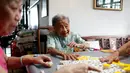 Nenek Leong Yuet Meng bermain mahjong bersama teman-temannya dirumahnya di Singapura (16/2). (Reuters/Edgar Su)