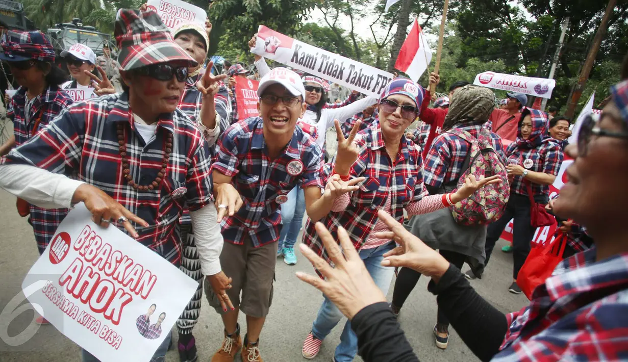 Sejumlah pendukung Basuki Tjahaja Purnama (Ahok) asyik berjoget sambil membentangkan spanduk saat berlangsungnya sidang kasus dugaan penistaan agama di depan Gedung Kementerian Pertanian (Kementan), Jakarta, Selasa (31/1). (Liputan6.com/Immanuel Antonius)