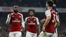 Pemain Arsenal, Alexandre Lacazette (kiri) merayakan gol bersama rekan-rekannya saat melawan West Bromwich lanjutan Premier League di Emirates stadium, London (25/9/2017). Arsenal menang 2-0. (AFP/Ian Kington)