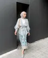 Kombinasi outer organza dan kain songket jadi pilihan menarik. @irnadila.