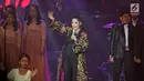 Penyanyi Vina Panduwinata tampil pada konser bertajuk 'September Ceria' di Balai Sarbini, Jakarta, Jumat (8/9). Konser tersebut digelar untuk merayakan 35 tahun berkarya di industri musik. (Liputan6.com/Herman Zakharia)