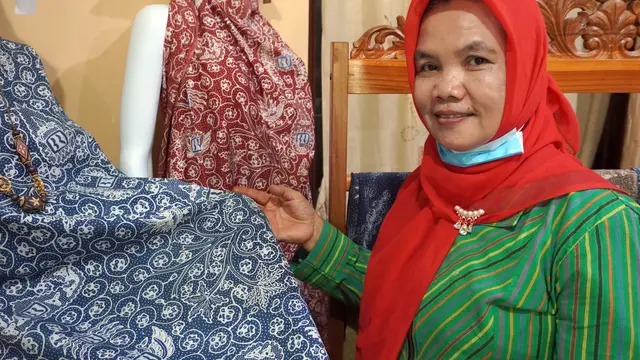 Dalmini dan perempuan di desanya termasuk kelompok yang berhasil diberdayakan oleh BRI.