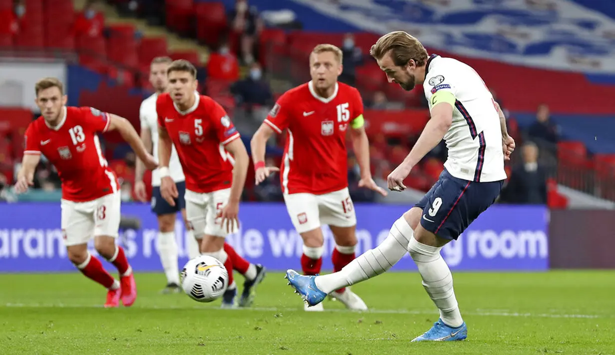 Pemain Inggris Harry Kane mencetak gol ke gawang Polandia dari titik penalti pada pertandingan Grup I kualifikasi Piala Dunia 2022 di Stadion Wembley, London, Inggris, Rabu (31/3/2021). Inggris menang dengan skor 2-1. (Catherine Ivill, Pool via AP)