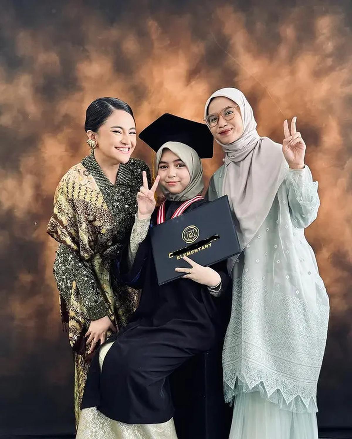 6 Potret Marshanda Dampingi Sienna Wisuda Kelulusan SD, Outfitnya Memukau
