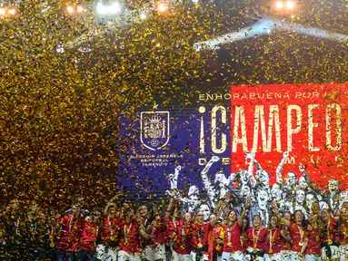 Pemain Timnas Sepak Bola Wanita Spanyol merayakan kemenangan mereka pada gelaran Piala Dunia Wanita 2023 di Madrid, Spanyol, Senin (21/8/2023). (AP Photo/Manu Fernandez)