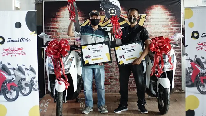 Andi dan Usman menangkan hadiah motor setelah menunggah video/dok. Snack video
